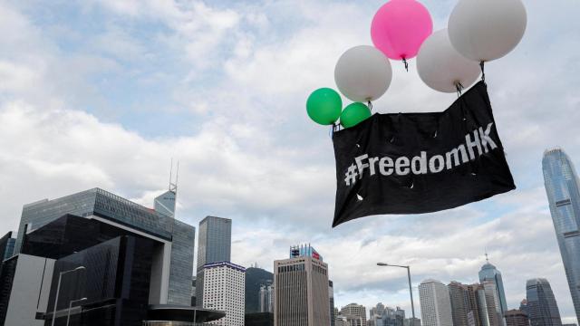 Globos con lemas de protesta se ven frente al edificio del Consejo Legislativo durante el aniversario de la transferencia de Hong Kong a China.
