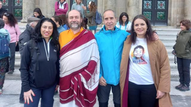 Lama Donbroud, acompañado de Marta Prado, también ponente del Festival Solidario Nosolocoaching, que se celebrará este domingo en Santiago, Daniel Álvarez, organizador y María Moldes, representante de Fundación Vicente Ferrer.