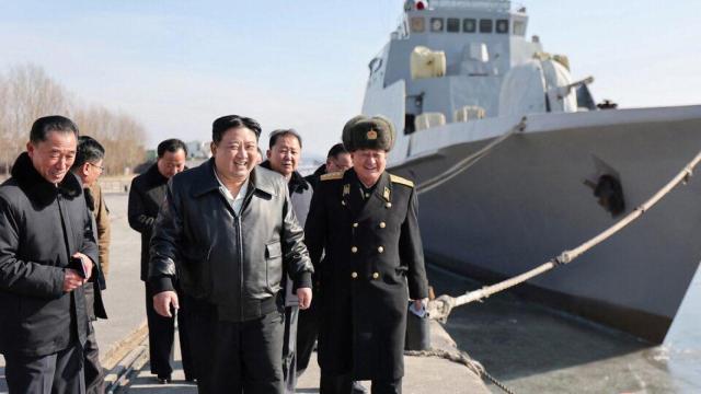 Kim Jong-Un visita un navío de la flota norcoreana, en febrero del año pasado.