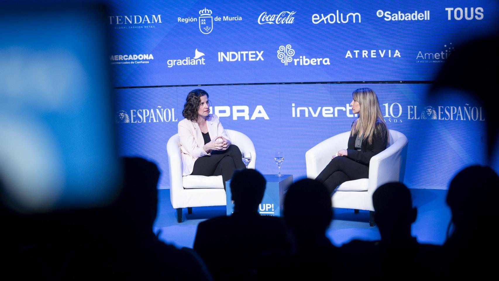 Carlota Gómez de la Hoz, Global Chief Corporate Affairs and Sustainability Officer en HIPRA, junto a Beatriz Aznar (DISRUPTORES) en Wake Up, Spain! 2025.