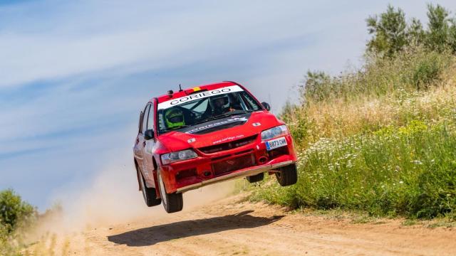 Un coche de rally realiza un derrape en un camino del circuito