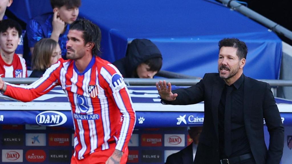 Simeone dando indicaciones a Rodrigo de Paul