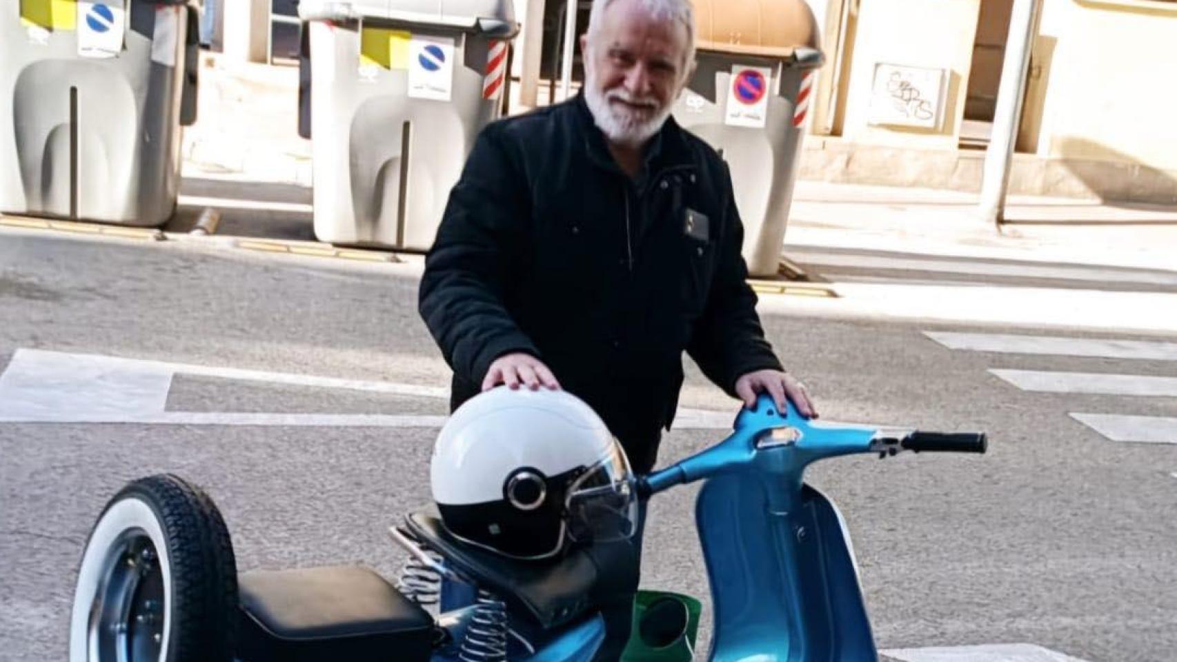 Valentín con una de sus Vespas.