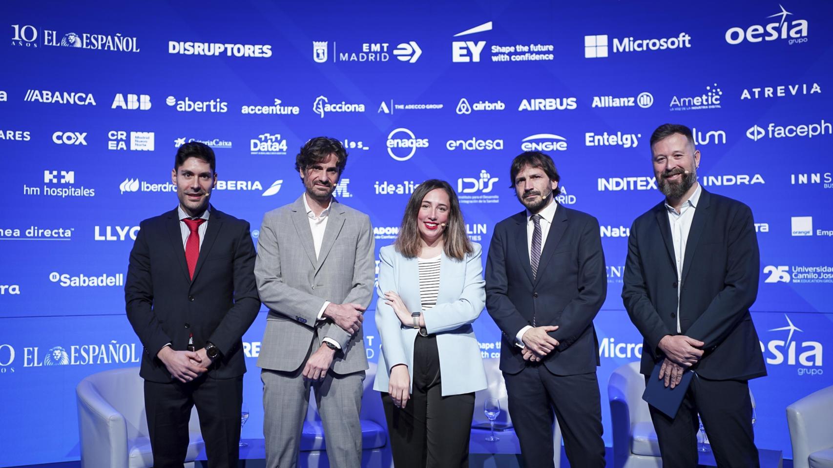 De izquierda a derecha, Rafael Aguilera, director gerente de UNO Logística; Carlos Mateo, director de Movilidad de EMT Madrid; Irene Pérez Nova, redactora de EL ESPAÑOL; Gonzalo Fernández, director de Infraestructuras de EMT Madrid, y Jon Guinea, responsable de Políticas Públicas para Movilidad y Transporte de Amazon.