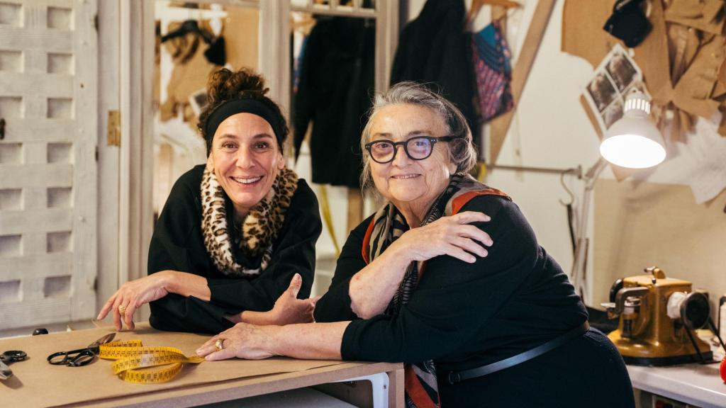 Elena Benarroch y Yael posan en el taller de esta última.
