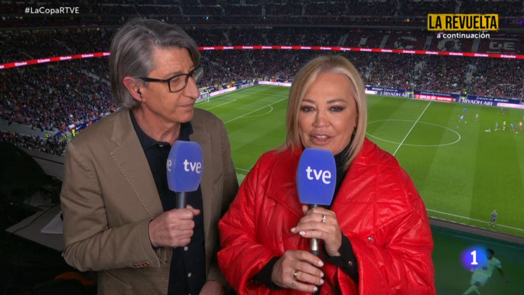 Juan Carlos Rivero y Belén Esteban, en el descanso de Atlético-Barça de Copa del Rey.