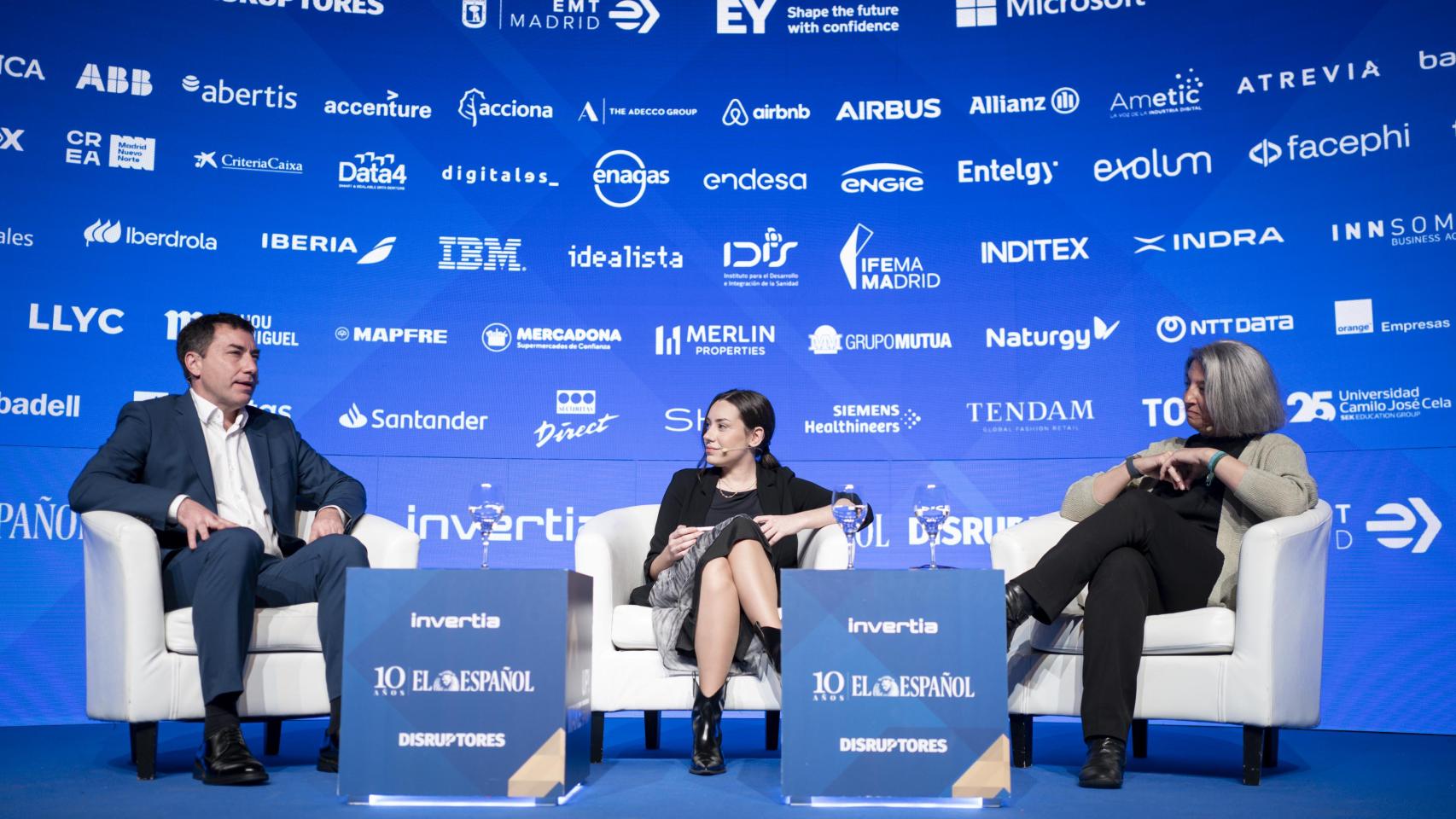 Carlos Martín, director general de Coca-Cola Iberia; Alba Pérez, redactora de energía de Invertia y Nuria Giménez, head of Digital & Data para Europa de The Coca-Cola Company durante su intervención en el V Foro Económico Español Wake Up, Spain!, organizado por EL ESPAÑOL, Invertia y Disruptores.