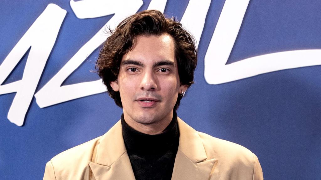 Alejandro Reyes, hijo de Ivonne Reyes y Pepe Navarro, en un acto público en diciembre de 2023.