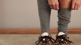 Cuida tus pies sin comprometer el estilo: así son las zapatillas que ya tienen Isabelle Junot y María Fernádez-Rubíes