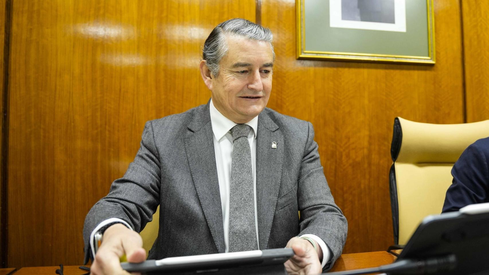 El consejero de Interior, Antonio Sanz, en el Parlamento de Andalucía.
