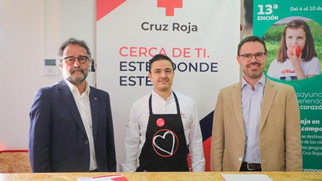 Javier Vicente, coordinador de Cruz Roja en Salamanca; Héctor Carabias, representante de Maestres de Cocina de Castilla y León, y Óscar Monclús, director de Alcampo para Castilla y León