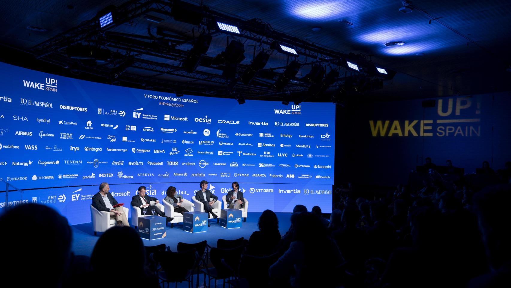 De izquierda a derecha: Javier Rodríguez Molowny, socio de NTT Data España; Miguel Sánchez Galindo, director general de DigitalES; Noelia Hernández, redactora jefa de DISRUPTORES; Álvaro Romero, managing director de Globant; y Luis Pérez Freire, director general de Gradiant.