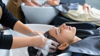 Mujeres lavándose el pelo en la peluquería.