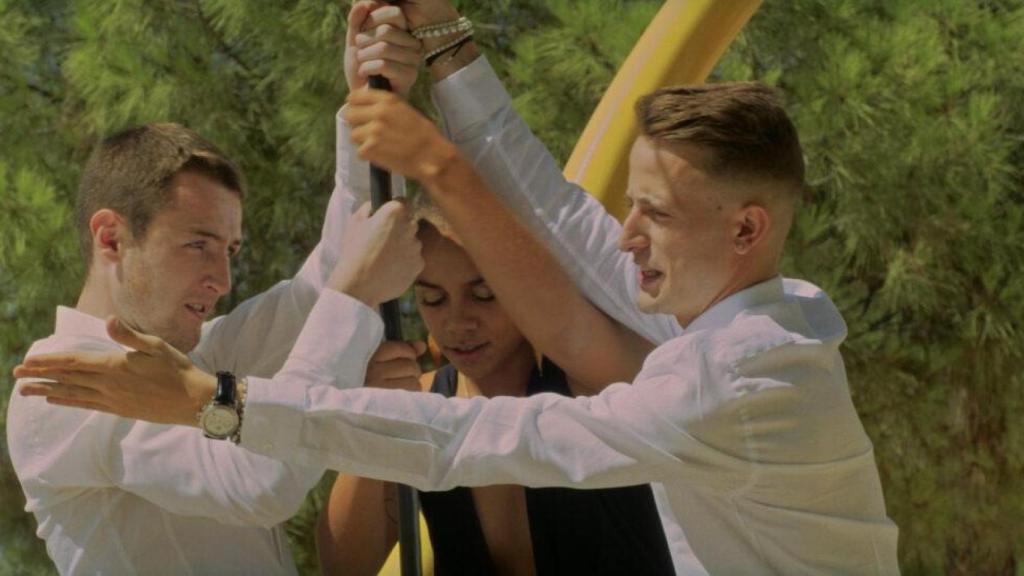 Sara con sus amigos de la infancia en una escena de la película