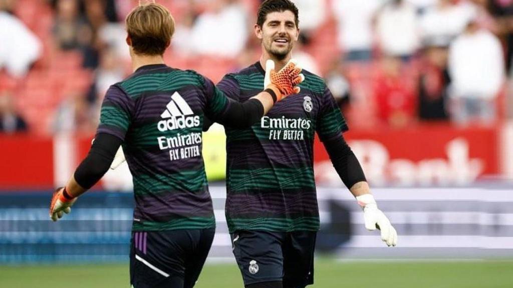 Fran González saludando a Thibaut Courtois en una de las primeras convocatorias con el Real Madrid