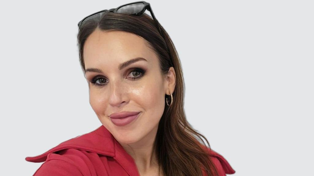 Paula Sánchez Zurdo en una fotografía tomada minutos antes de acudir a los juzgados, con una sudadera en homenaje a Bronca y un colgante con sus cenizas.