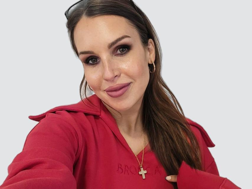 Paula Sánchez Zurdo, luciendo la sudadera y el colgante con el que ha asistido al juicio.