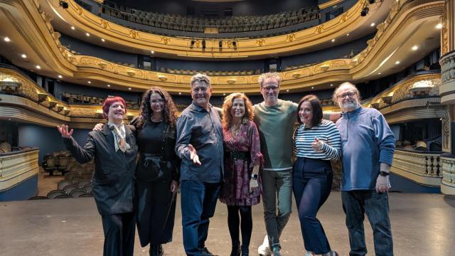 El equipo creativo de 'El peso del silencio' con la directora María Dolores Padilla este jueves en el Principal.