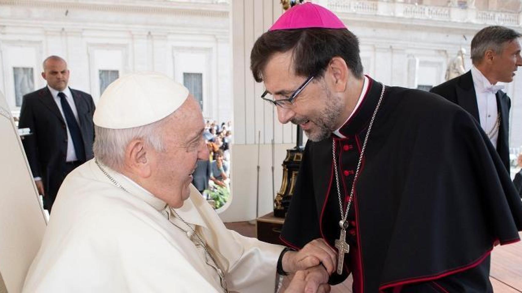 El papa Francisco y el cardenal José Cobo, durante una audiencia en 2023.