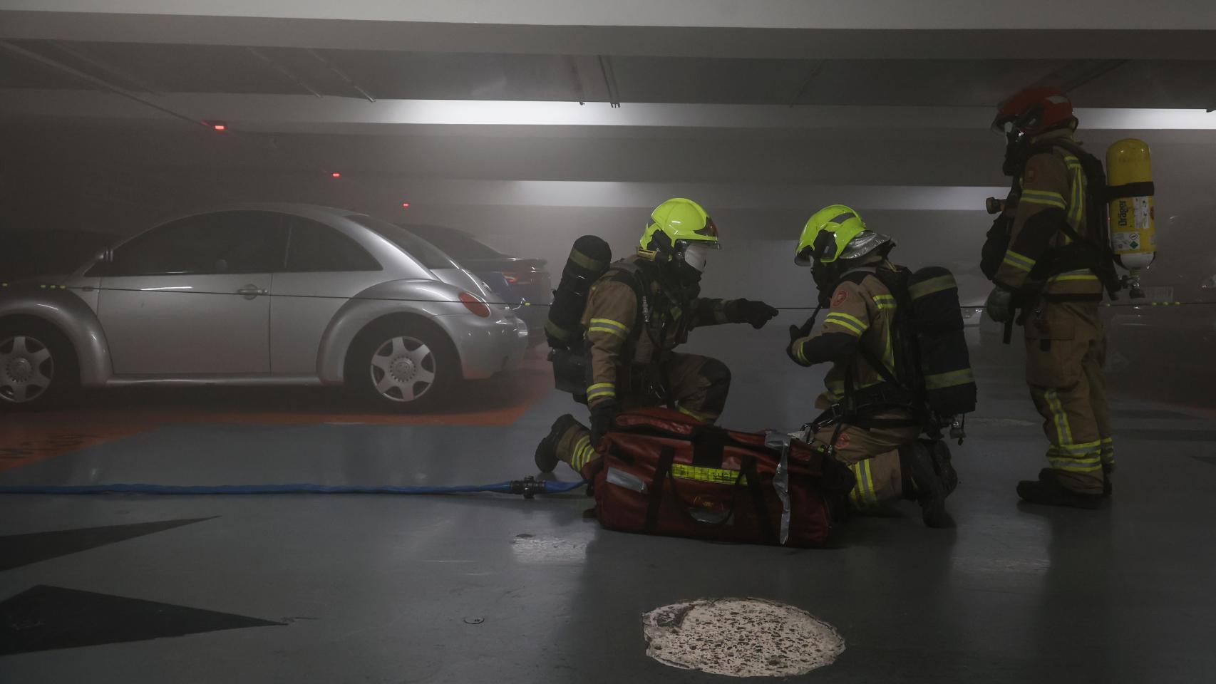 Simulacro de los Bomberos de Valencia para sofocar un incendio en un parking de vehículos eléctricos