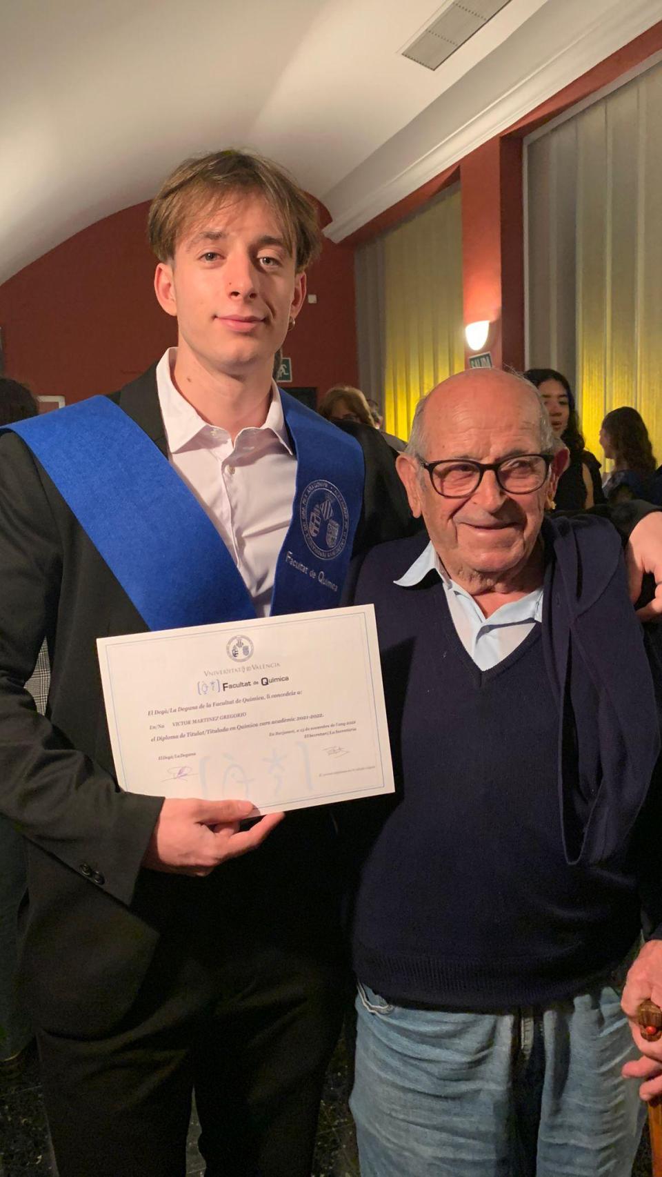 Víctor Martínez Gregorio junto a su abuelo el día de su graduación