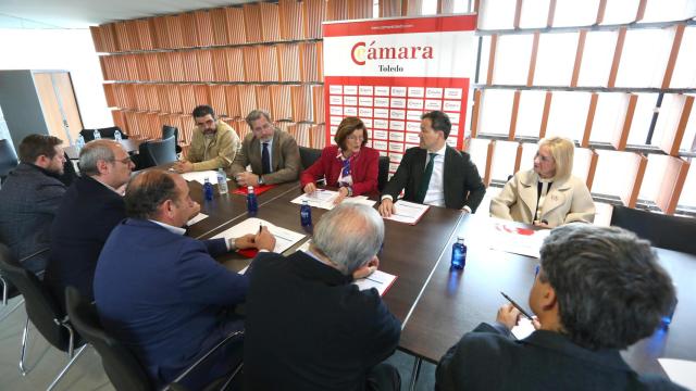 El alcalde, la presidenta de la Cámara de Comercio y otras autoridades en la reunión realizada en el Vivero de Empresas