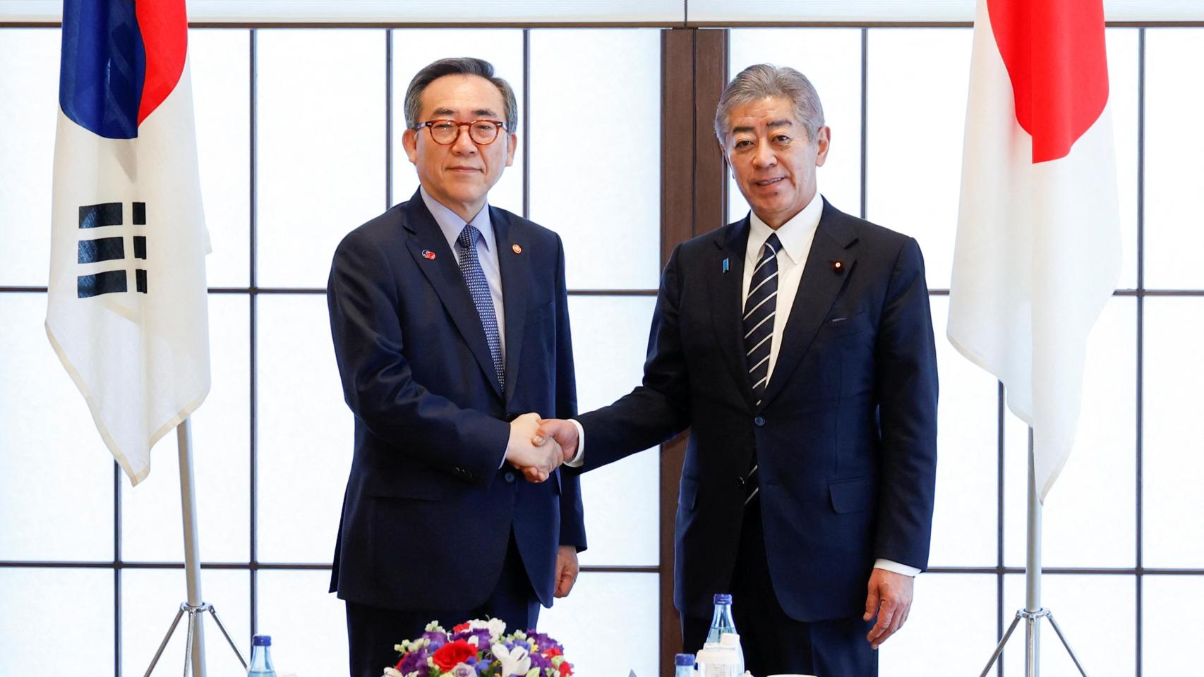 Los cancilleres de Corea del Sur y Japón posan tras una reunión trilateral en Tokio, en marzo.