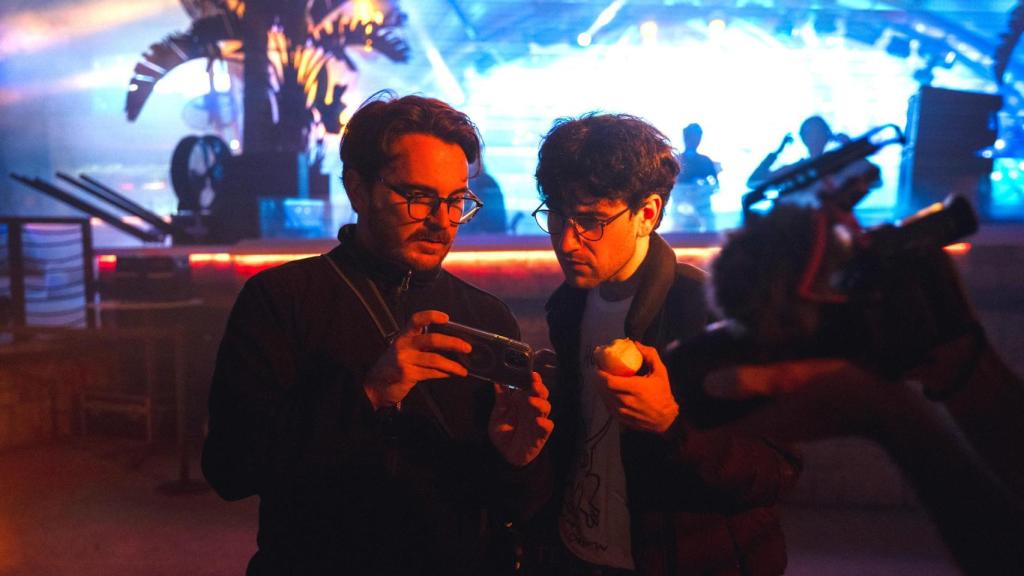 Borja Soler y Àlex Monner durante el rodaje de la segunda temporada de 'La ruta'. Foto: Laia Lluch