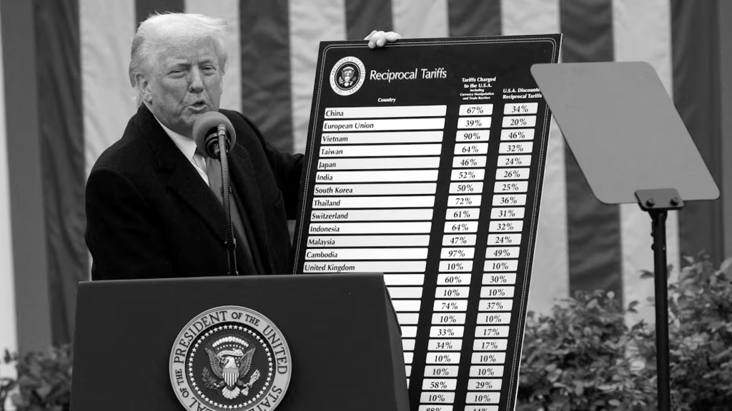 Donald Trump muestra la lista de aranceles impuestos a otros países del planeta.