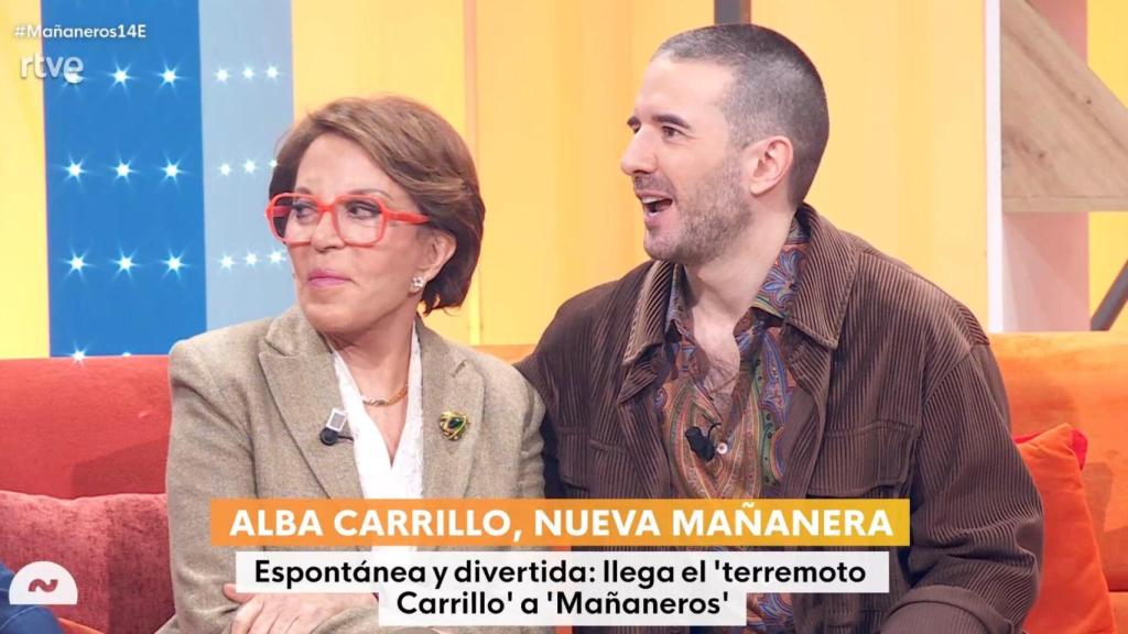 Raúl Rodríguez, periodista de EL ESPAÑOL, junto a María Eugenia Yagüe en 'Mañaneros'.
