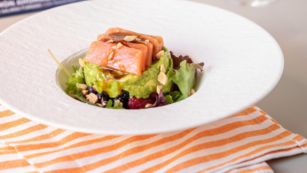 Ensalada de salmón ahumado con aguacate.