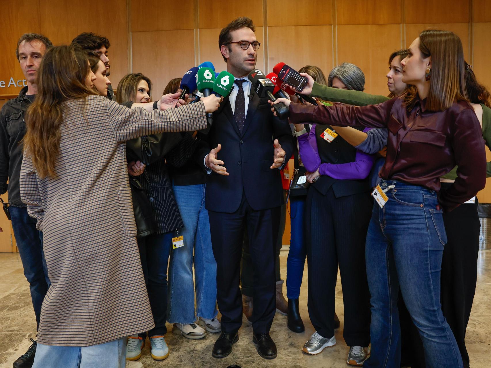 Carlos Cuerpo, ministro de Economía, atiende a los medios tras su ronda de contactos con los grupos políticos por la guerra de aranceles.