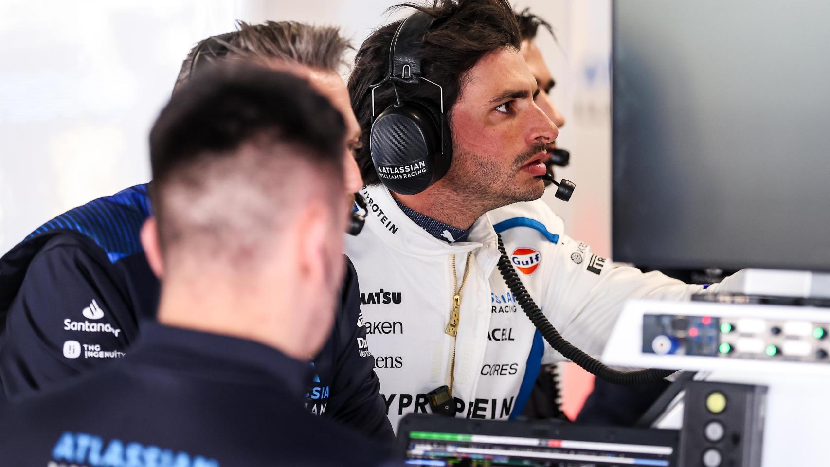 Carlos Sainz, en el box de Williams