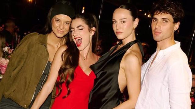 Lola Lolita junto a algunos de los invitados a su cumpleaños, este pasado fin de semana.