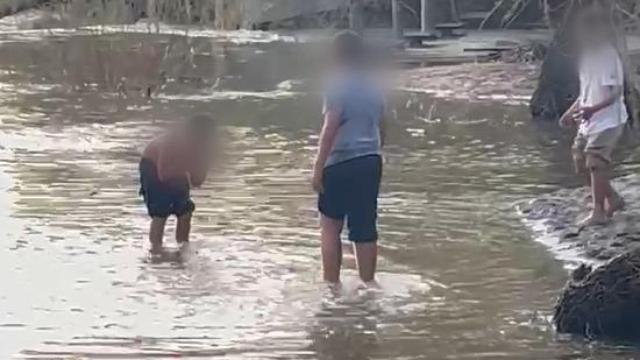 Varios niños metidos en el agua del Tajo, junto a la playa de Tenerías, este fin de semana.