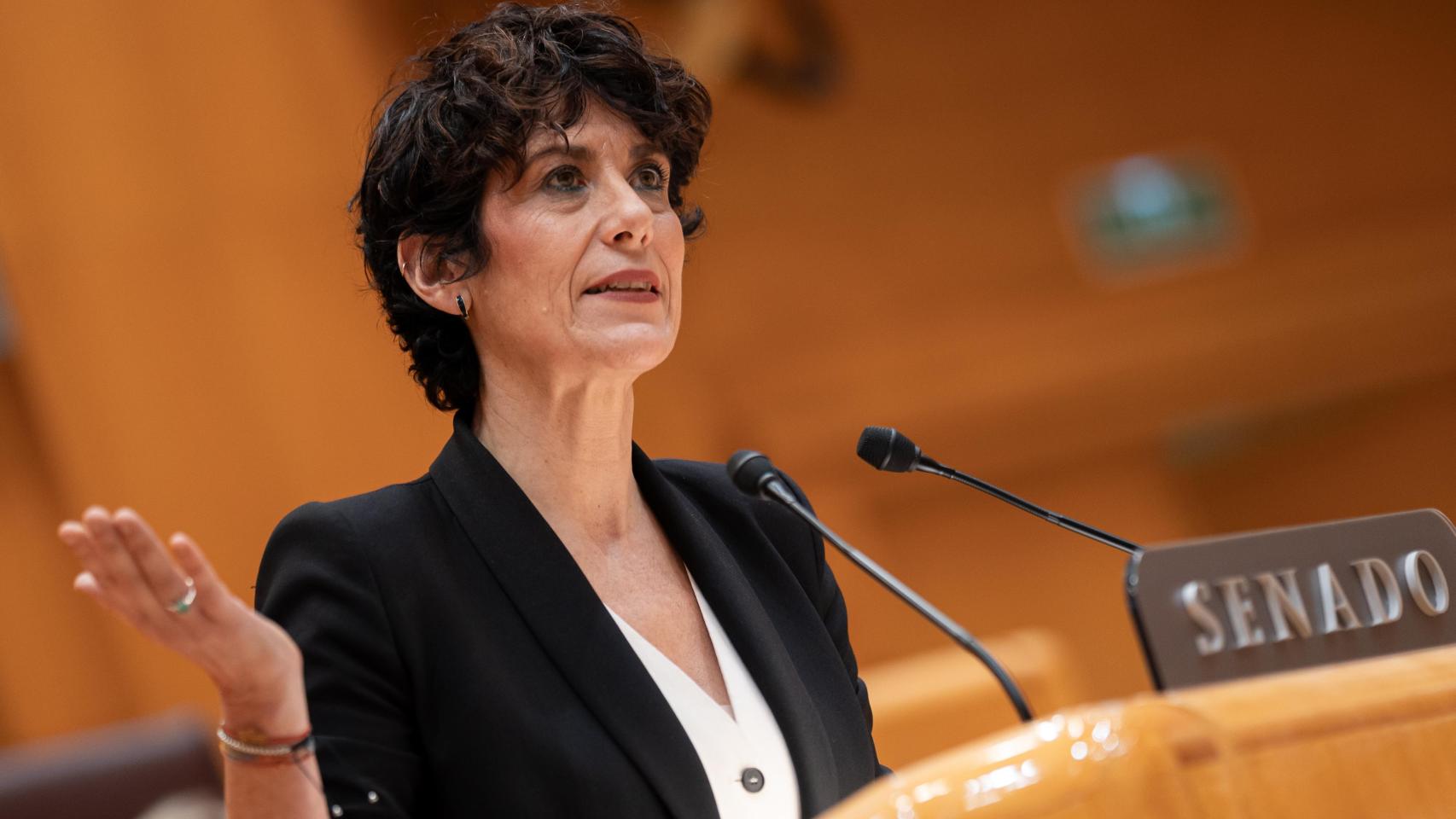 La ministra de Inclusión, Seguridad Social y Migraciones, Elma Saiz, durante una sesión de control en el Senado.