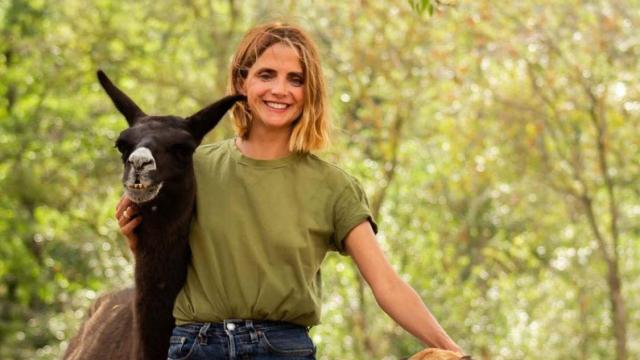 Macarena Gómez junto a una de sus alpacas en su finca campestre.