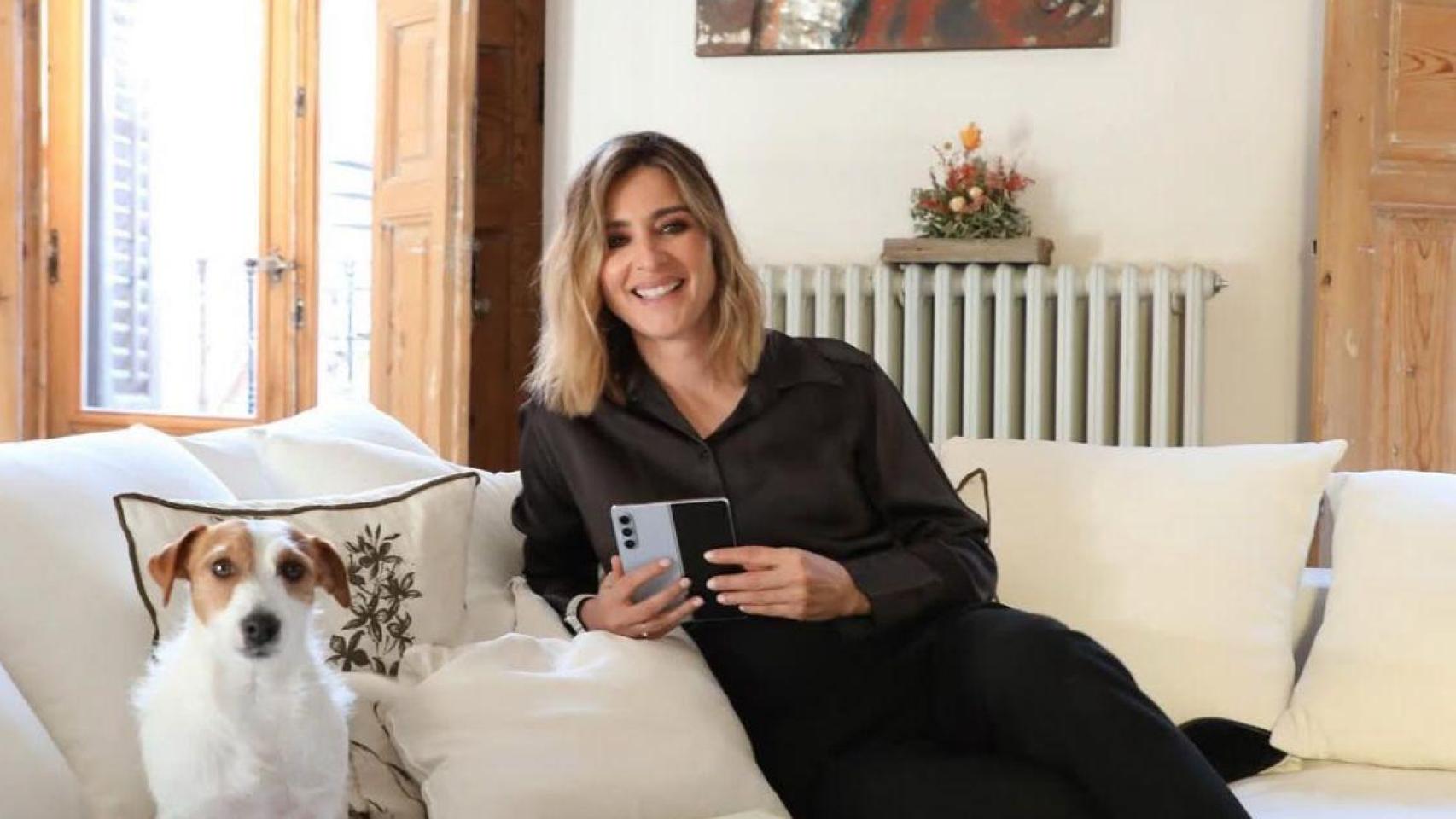 La presentadora Sandra Barneda junto a su perro, Leo, en su piso de Madrid.