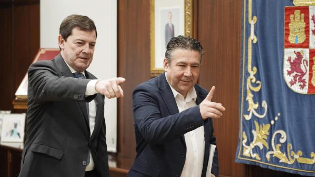 El presidente de la Junta de Castilla y León, Alfonso Fernández Mañueco, de reúne con el portavoz del Grupo de la UPL, Luis Mariano Santos