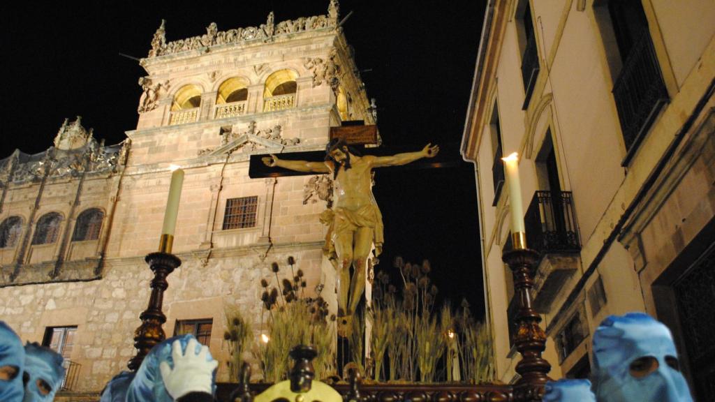 Procesión del Cristo de los Doctrinos a su paso por la calle Compañía