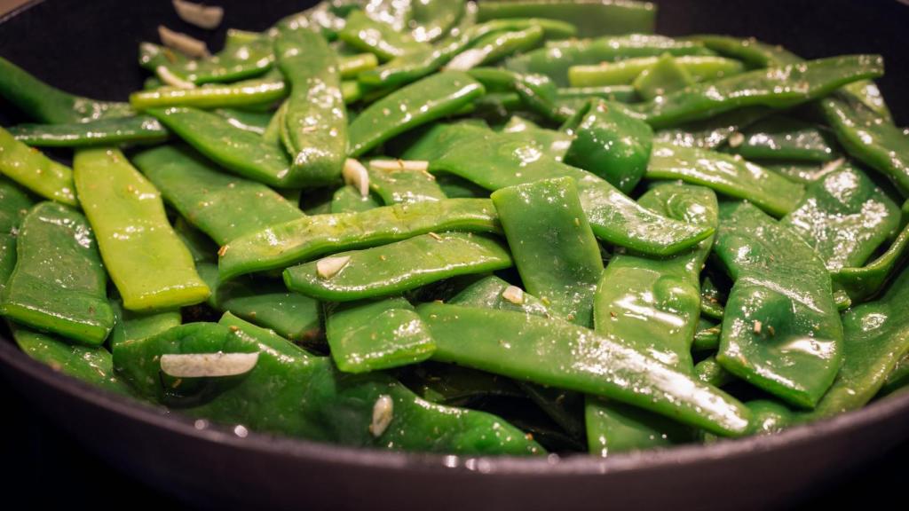 Judías verdes en una sartén.