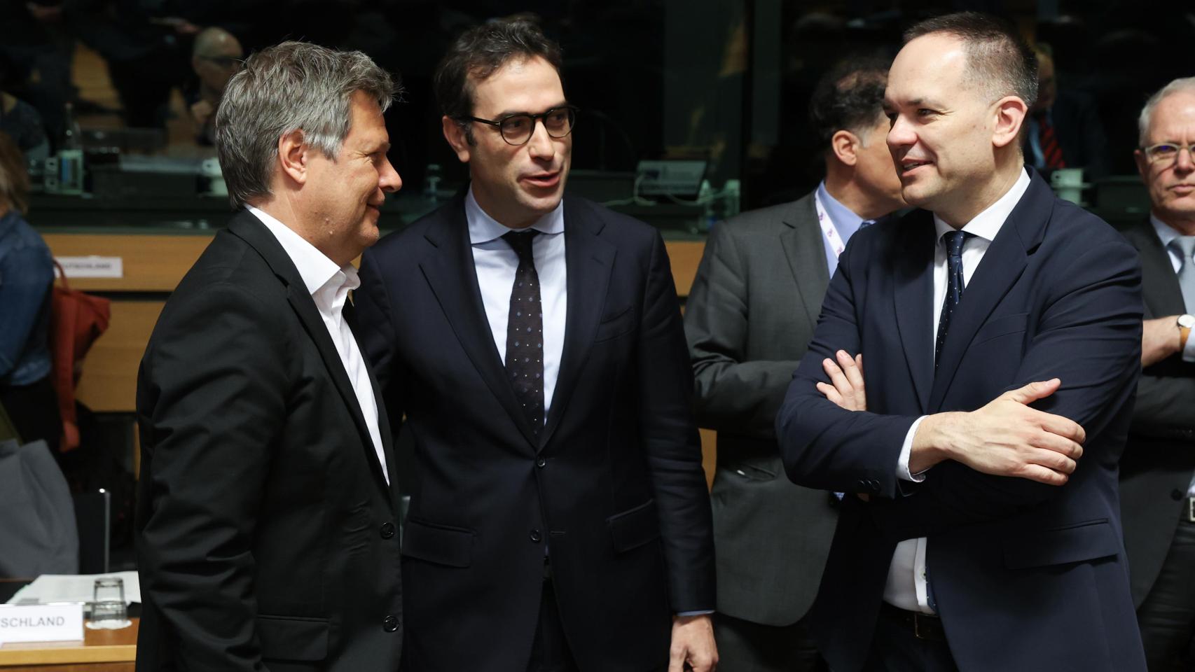 El ministro de Economía, Carlos Cuerpo, conversa con sus homólogos de Alemania y Croacia durante la reunión de este lunes en Luxemburgo