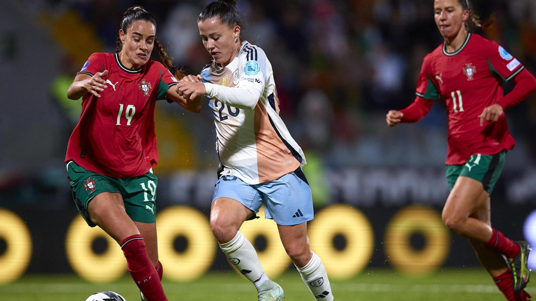 Claudina Pina presionada por Diana Gomes en el partido ante Portugal.