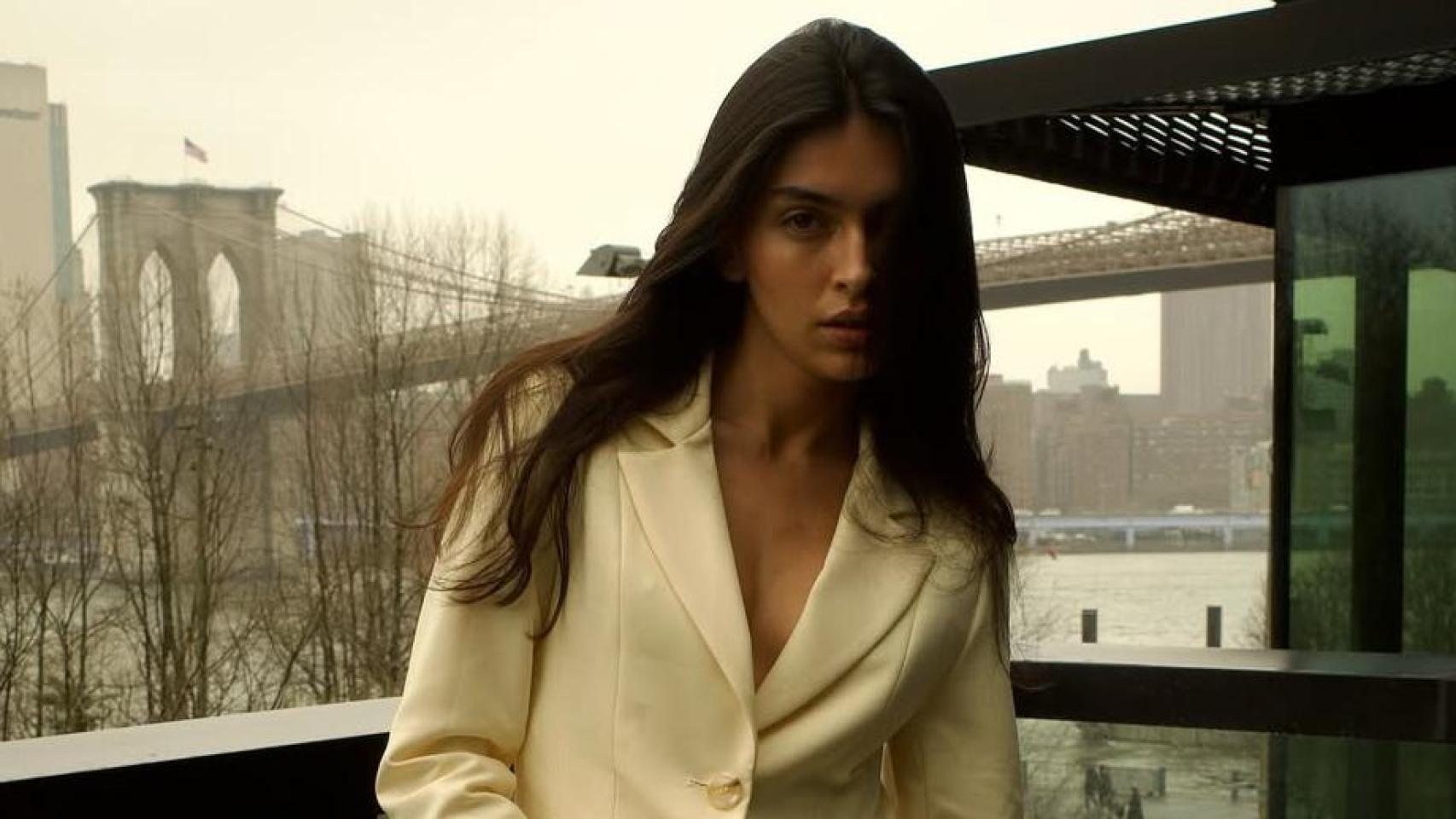 Lucía Rivera, desde Manhattan, con nuevo traje de Simorra.