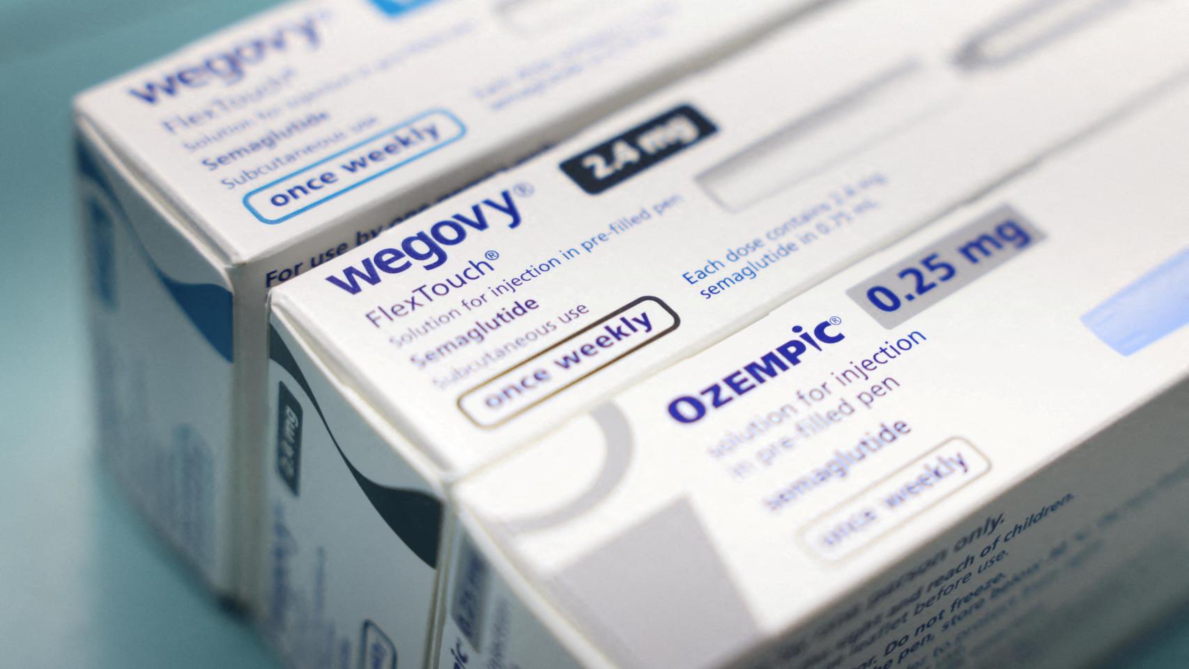 Cajas de Ozempic y Wegovy, fabricados por Novo Nordisk, en una farmacia.