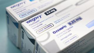 Cajas de Ozempic y Wegovy, fabricados por Novo Nordisk, en una farmacia.