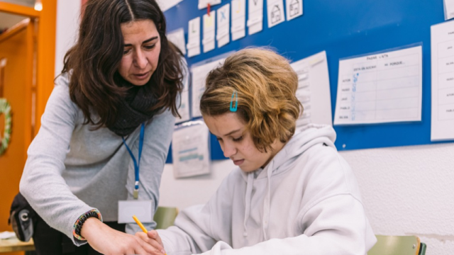 Una profesora con una alumna con autismo.