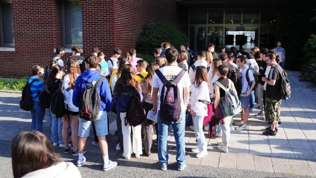 Decenas de estudiantes a las puertas de la facultad.