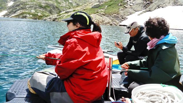 La investigadora Elena Fagín en el lago Redon de los Pirineos.