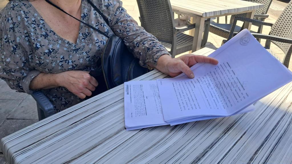 María Luisa nos muestra las escrituras de su casa